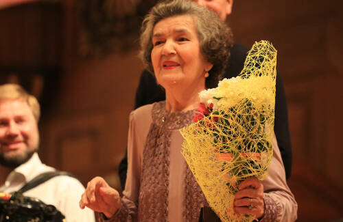 «Әниемә» («Маме») – одна из самых известных татарских песен о любви к матери. Но далеко не все знают, что написана она была казахскими композитором и поэтом, а народная артистка РТ Флёра Сулейманова исполняла ее на двух языках. Как песня попала в Татарстан и как материнский мотив сопровождал певицу всю ее жизнь – в материале «Татар-информа».