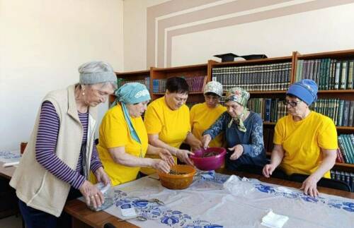 «Пусть этот чай придаст им силы»: в Бавлах волонтеры собрали гостинцы для бойцов