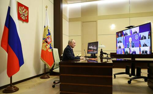 Президент России Владимир Путин по видеосвязи провел оперативное совещание с постоянными членами Совета безопасности РФ