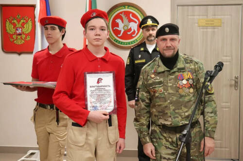 Игорь Нестеров совмещает в себе несколько талантов – играет на барабанах, занимается садоводством, проводит военно-патриотические занятия для детей. За его плечами участие в боевых действиях на Северном Кавказе и в СВО. Свой опыт теперь он хочет передать подрастающему поколению.