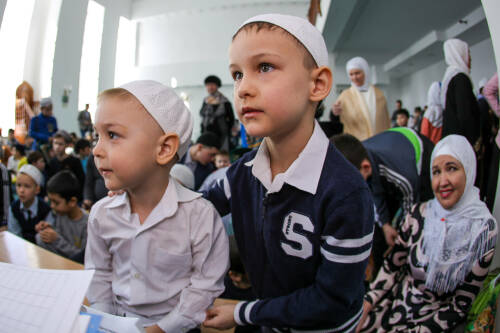 Одна из важнейших обязанностей родителей по отношению к детям – хорошее воспитание. Как правильно прививать ребенку любовь к религии? Когда нужно приучать к работе по дому? На эти и другие вопросы в интервью «Татар-информу» ответил имам казанской мечети «Гаиля» Рустам Хайруллин.