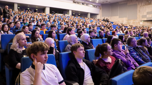 В Казанском федеральном университете прошел Единый день открытых дверей, собравший более 2 тысяч поступающих, их родителей и наставников, сообщили в пресс-службе КФУ