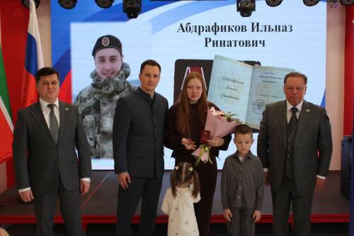 В Молодежном центре Новошешминска состоялась церемония передачи государственной награды