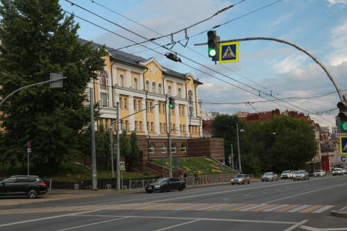 Автоэксперт рассказал, можно ли проезжать на мигающий зеленый сигнал светофора