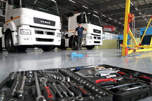 Рынок грузовых автомобилей в России переживает не лучшие времена – в первом квартале этого года продажи упали почти на треть. При этом КАМАЗ упрочил позиции, заняв почти 35% рынка. Из-за чего снижаются продажи грузовиков и в какую сторону «поедет» рынок в ближайшем будущем – в материале «Татар-информа».