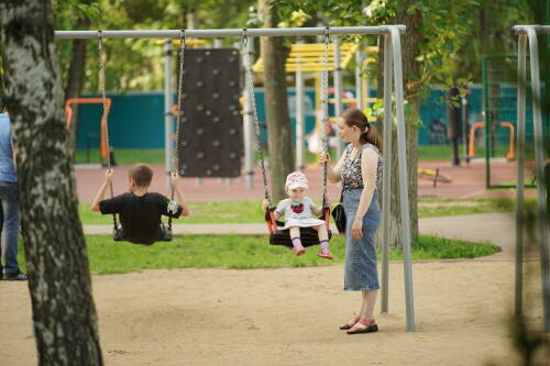 Социальный фонд России с 1 июня 2026 года начнет принимать заявления на новую ежегодную семейную выплату для работающих родителей с двумя и более детьми