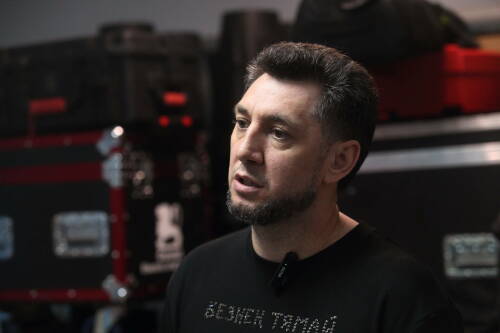 Фирдус Тямаев рассказал историю песни, написанной во время поездки в зону спецоперации