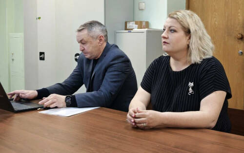 Скромный гонорар в 2 400 рублей за оформление одной доверенности обернулся для помощника нотариуса Юлии Зайцевой уголовным делом. Вахитовский суд сегодня поставил точку в процессе, который является лишь эпизодом масштабного расследования о махинациях с имуществом умершей постоялицы пансионата в Щербаково. Подробнее в репортаже «Татар-информа».