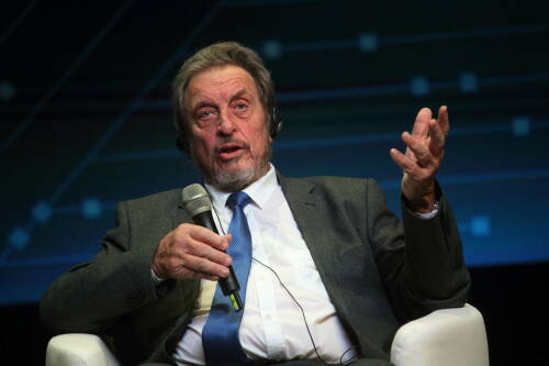 Эррол Маск в Казани: Маск-центр в РФ займется гравитацией и путешествиями во времени