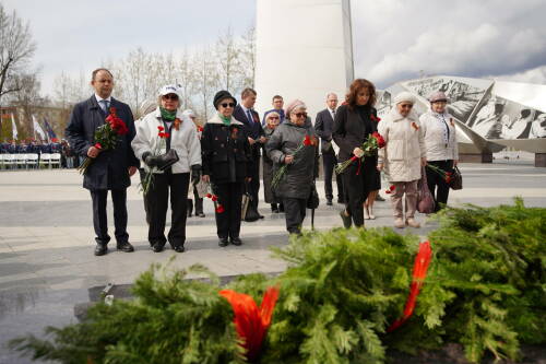 К стеле «Казань – город трудовой доблести» возложили цветы ветераны и власти Татарстана