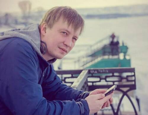 В нижнекамском Театре юного зрителя показали премьеру литературно-поэтической композиции «Пока их голоса звучат…». В центре постановки – судьба журналиста, поисковика и воина, чья жизнь оборвалась в боях на передовой, но чей голос продолжает звучать со сцены. О том, каким был журналист и воин Александр Комаров, – в материале «Татар-информа».