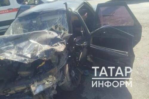 Мужчину вытащили из искореженного авто после ДТП в Казани