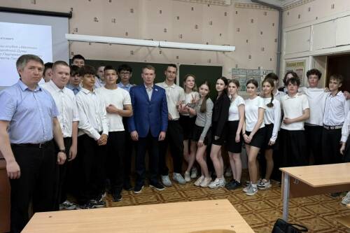 Член Генсовета «Единой России» обсудил с учащимися вызовы современности