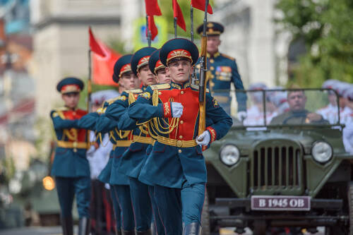 9 мая страна отмечает 81-ю годовщину Победы. В Год воинской доблести и трудовой славы в Татарстане пройдут торжественные митинги и возложения цветов, парады с участием военнослужащих и ветеранов, театрализованные постановки, уличные концерты и патриотические акции. День завершится праздничными салютами. Подробнее – в афише «Татар-информа».