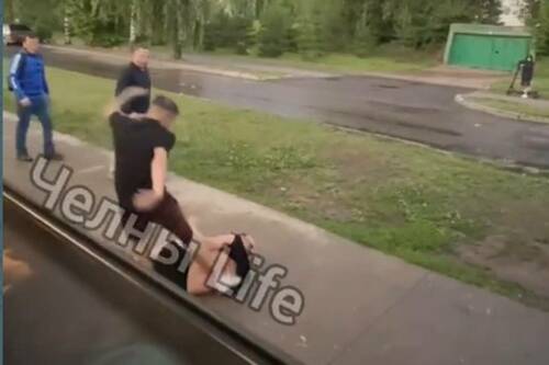 Видео с избиением мужчины, лежащего на тротуаре, проверяет полиция Челнов