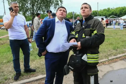 Мэр Нижнекамска Радмир Беляев на деловом понедельнике поручил обеспечить постоянную готовность заглубленных помещений к использованию в качестве укрытий после атаки БПЛА 12 июня. Для ускорения доступа к ним планируют внедрить «умные» домофоны с управлением через ЕДДС. Также в городе продолжается работа по восстановлению дома и поддержке жителей.