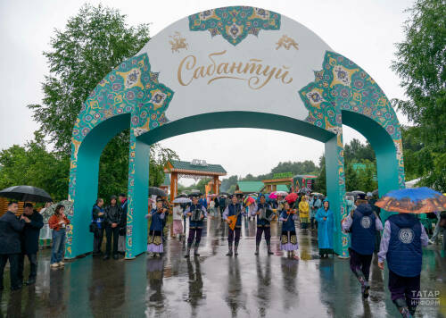 Сегодня на трех площадках Казани прошел главный Сабантуй республики. Центральной из них стала Березовая роща поселка Мирный, где, несмотря на утренний ливень, собралось множество гостей. Районы Татарстана развернули здесь 11 аутентичных подворий, на главной сцене выступили две тысячи артистов. Как прошел праздник плуга в Мирном – в нашем репортаже.