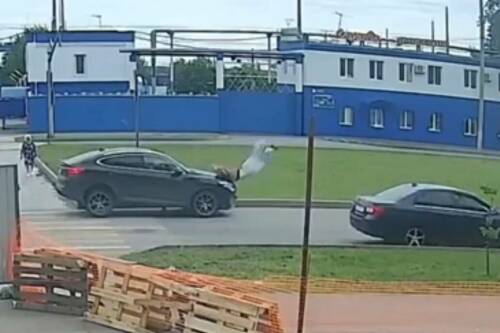 Авто протаранило девушку на зебре в Татарстане – на видео попал момент ДТП