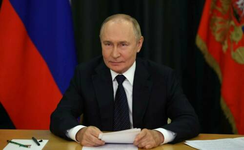 Путин пообещал законодательно закрепить особый статус учителей