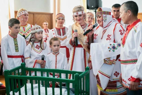 Встретились на сельской дискотеке, построили дом и вырастили шестерых детей: история любви Клементьевых длиной в четверть века