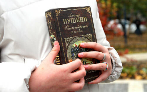 Гоголь писал в 1835 году: «Пушкин <...> может быть, единственное явление русского духа: это русской человек в его развитии, в каком он, может быть, явится чрез 200 лет». Что ж, ждать осталось совсем недолго, а пока в день 227-летия поэта, так опередившего свое время, мы предлагаем нашим читателям проверить свои знания о нем – и не только школьные!