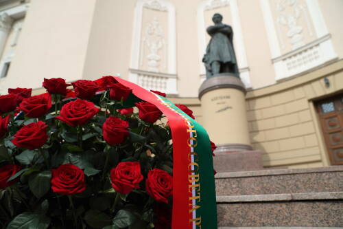 Сегодня Раис Татарстана встретился с активом Русского национально-культурного объединения республики. Традиционно этот ежегодный разговор приурочивается ко Дню русского языка и дню рождения Александра Пушкина. Об итогах встречи и о том, какие еще праздничные мероприятия посетил сегодня Раис, – в материале «Татар-информа».