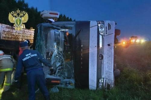 15 человек пострадали: в РТ автобус вылетел с трассы в кювет и опрокинулся