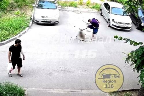 Видео с издевательствами мужчины над маленьким ребенком в Казани проверяет МВД