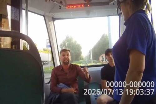 «Любого сейчас уничтожу!»: агрессивный «заяц» в казанском трамвае попал на видео