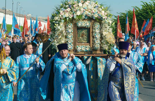 Большой праздник – День явления Казанской иконы Богородицы – отметили сегодня в Казани. Ежегодно он собирает тысячи верующих со всей страны, но сегодня паломников было еще больше, так как столицу Татарстана посетил Патриарх Кирилл. О том, как прошло Патриаршее богослужение, – в репортаже «Татар-информа».