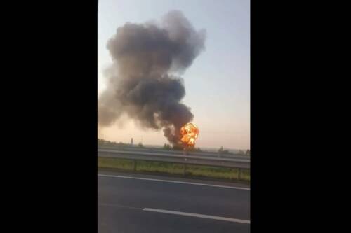 Десятки бочек с бензином полыхали у трассы в Татарстане