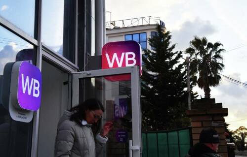 Неделю назад ВСУ начали системно атаковать логистическую инфраструктуру Wildberries. На складах маркетплейса вспыхнули пожары, нанесшие ущерб не только самой компании, но и многочисленным продавцам, торговавшим на этой площадке. Почему объектом атаки выбрана именно «Дикая ягода» и к чему это может привести – в колонке обозревателя Альберта Бикбова.