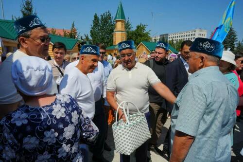 Сегодняшний рабочий визит Рустама Минниханова в казахстанский Петропавловск имел как деловую, так и представительскую составляющую. Раис РТ принял участие в открытии бюста Тукая, посетил старинную мечеть, культурный центр и республиканский Сабантуй и встретился с Акимом Северо-Казахстанской области. Подробнее – в материале «Татар-информа».