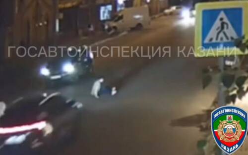 Переползавший дорогу в Казани мужчина попал под колеса авто и умер