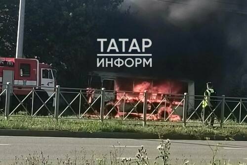 Горящий автобус ПАЗ сняли на видео в Казани