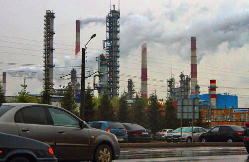 По итогам 2025 года выбросы загрязняющих веществ в атмосферу Татарстану снизились на 36 тыс. тонн, до 382,9 тыс. тонн, главным образом за счет автотранспорта. Ускорение же в промышленности на объеме эмиссии вообще не отразилось. Ежегодный обзор аналитического центра «Татар-информа».