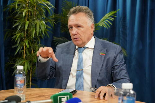 Избирательная кампания в Татарстане переходит к следующему этапу – агитации. Одной из ее главных задач станет качественное информирование избирателей, подчеркнули председатель ЦИК Татарстана Андрей Кондратьев и гендиректор ТНВ, председатель Союза журналистов РТ Ильшат Аминов.