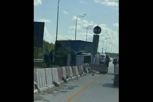 Легковушка опрокинулась набок на трассе под Казанью
