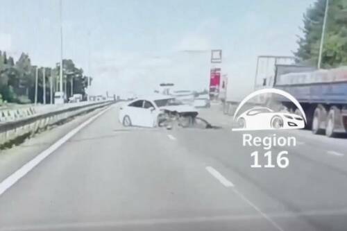 Hyundai врезался в грузовик на трассе в Татарстане – ДТП попало на видео