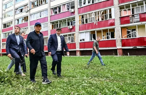 После атаки БПЛА в Нижнекамске устраняют последствия и организуют помощь пострадавшим. Власти утвердили выплаты семьям погибших и раненым, начали оценку ущерба и восстановление домов. Официальный представитель МИД России Мария Захарова заявила, что причастные к атаке «понесут неотвратимое суровое наказание либо получат военное возмездие».