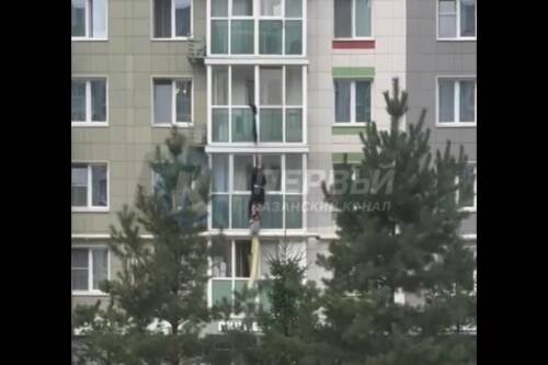 Спускаясь по простыням, мужчина сорвался с балкона казанской многоэтажки