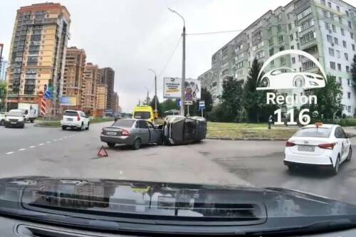 Авто опрокинулось на бок, попав в ДТП на Дубравной в Казани – есть пострадавшие