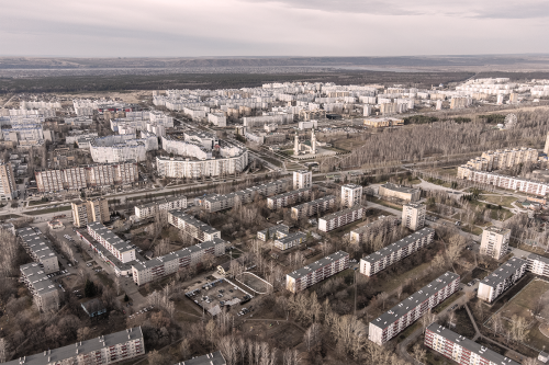 После атаки БПЛА 10 августа в Нижнекамске усилили контроль за готовностью объектов к чрезвычайным ситуациям. В городе проверили 11 хостелов, продолжили обследование укрытий и ускорили установку IP-домофонов, которые должны автоматически открывать подвалы при угрозе. На деловом понедельнике мэр Радмир Беляев также рассказал о состоянии пострадавших.