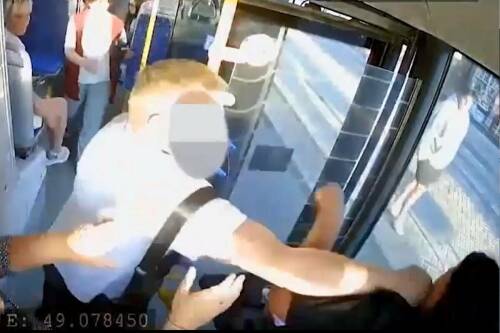 Мужчина поднял руку на женщину-контролера в казанском автобусе и попал на видео