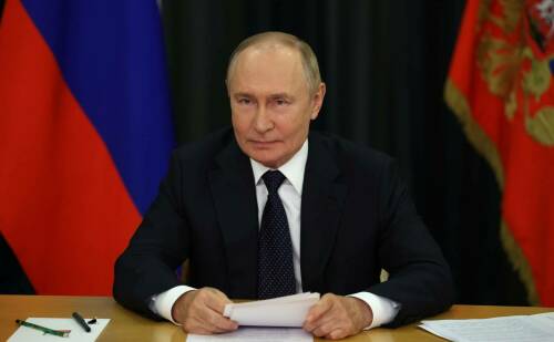 Президент России Владимир Путин поручил Правительству подготовить программу восстановления поврежденных при атаках ВСУ логистических и складских объектов с участием государства