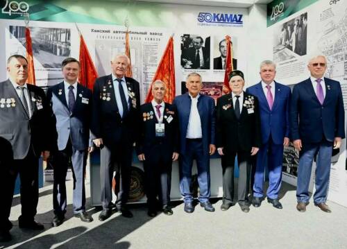Раис Татарстана Рустам Минниханов поздравил жителей Набережных Челнов с 400-летием города, а коллектив КАМАЗа &ndash; с 50-летием выпуска первого автомобиля