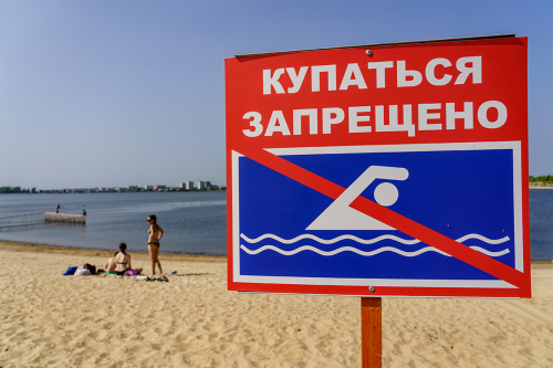 Катание на питбайках и электросамокатах, тепловые и солнечные удары, окна с москитными сетками, купание в неразрешенных местах, покупка арбузов и дынь в сомнительных торговых точках: татарстанцам рассказали о рисках для детей в период летних каникул, а также о том, как избежать трагедий.