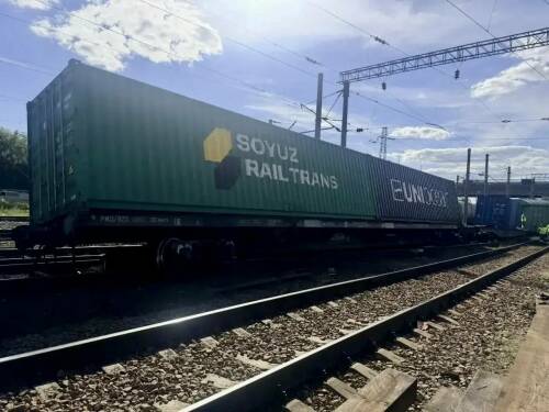 Четыре вагона грузового поезда сошли с рельсов на станции Юдино