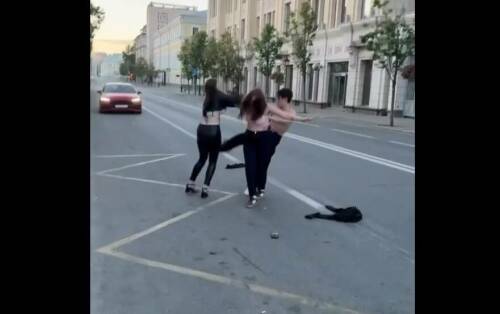 Драка парня с двумя девушками в центре Казани попала на видео