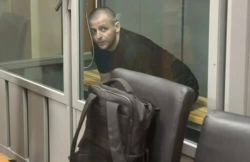 В Казани стартовал суд над 21-летним курьером мошенников, который забирал у обманутых пенсионеров их накопления. На скамье подсудимых и его подельник – оператор сим-бокса, благодаря стараниям которого в различные ведомства республики поступали ложные сообщения о минировании. Подробности в репортаже «Татар-информа» из зала суда.